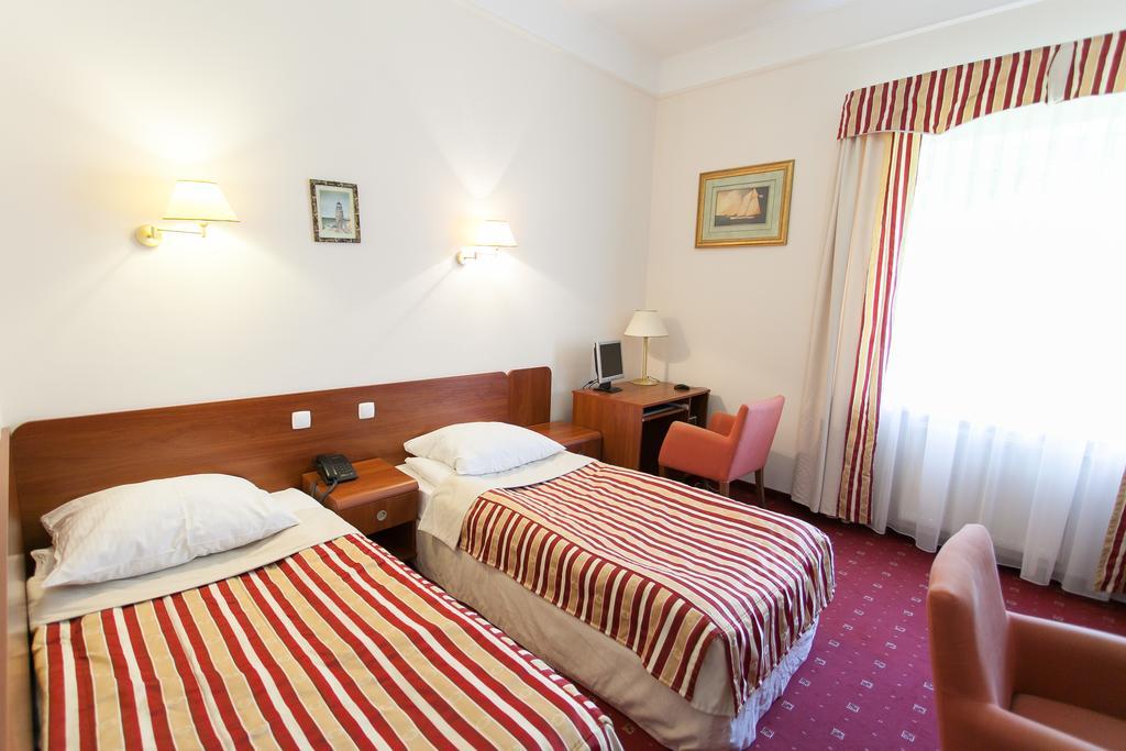 Hotel Twins II Варшава Экстерьер фото